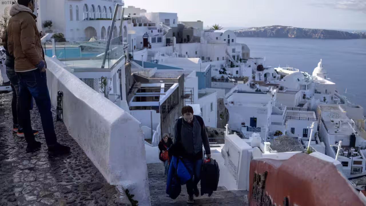 Cientos de personas abandonan Santorini por varios terremotos. / EL PA&Iacute;S
