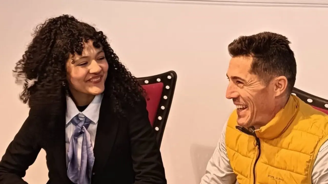 El concejal de la Instituci&oacute;n Ferial, Carlos M&eacute;ndez, con una de las alumnas | AYUNTAMIENTO DE TERUEL