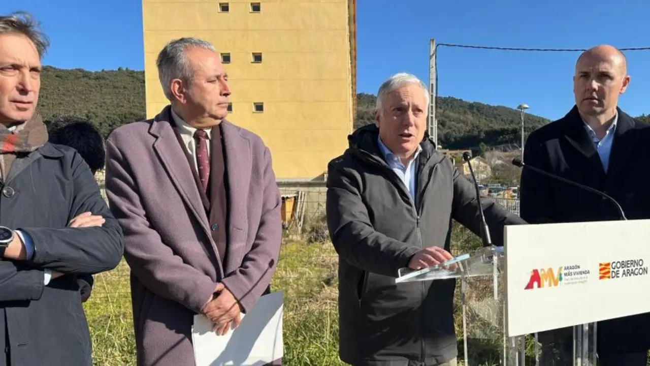 El consejero Octavio L&oacute;pez, en la presentaci&oacute;n de las viviendas, junto al alcalde de Bolta&ntilde;a y el subdelegado del Gobierno en Huesca | DGA