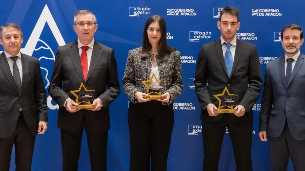 El director general de Pol&iacute;tica Econ&oacute;mica, Javier Mart&iacute;nez, y el director gerente de Arex, Javier Camo, entregan los Premios Arex 2024 / Fabian Simon