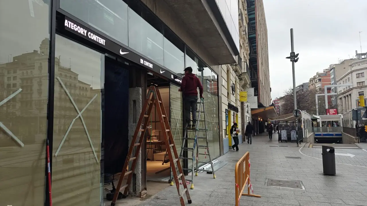 La nueva fachada de Nike que ya se luce en el Coso ./ HOY ARAG&Oacute;N