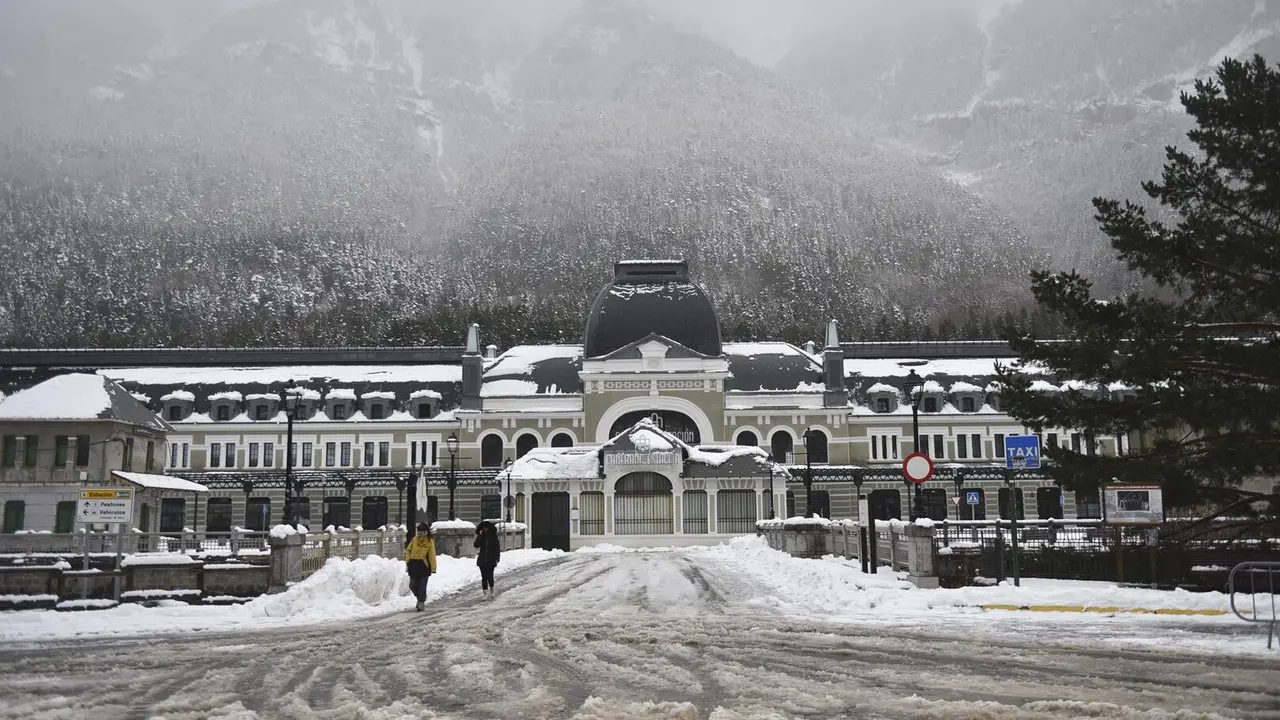 El hotel Canfranc Estaci&oacute;n cubierto de nieve, a 30 de enero de 2025, en Canfranc, Huesca. - Ver&oacute;nica Lacasa - Europa Press