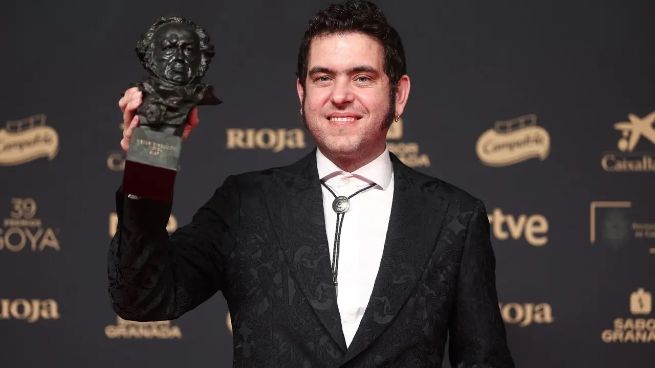 Javier Macipe junto a su Goya a mejor direcci&oacute;n novel ./ Europa Press