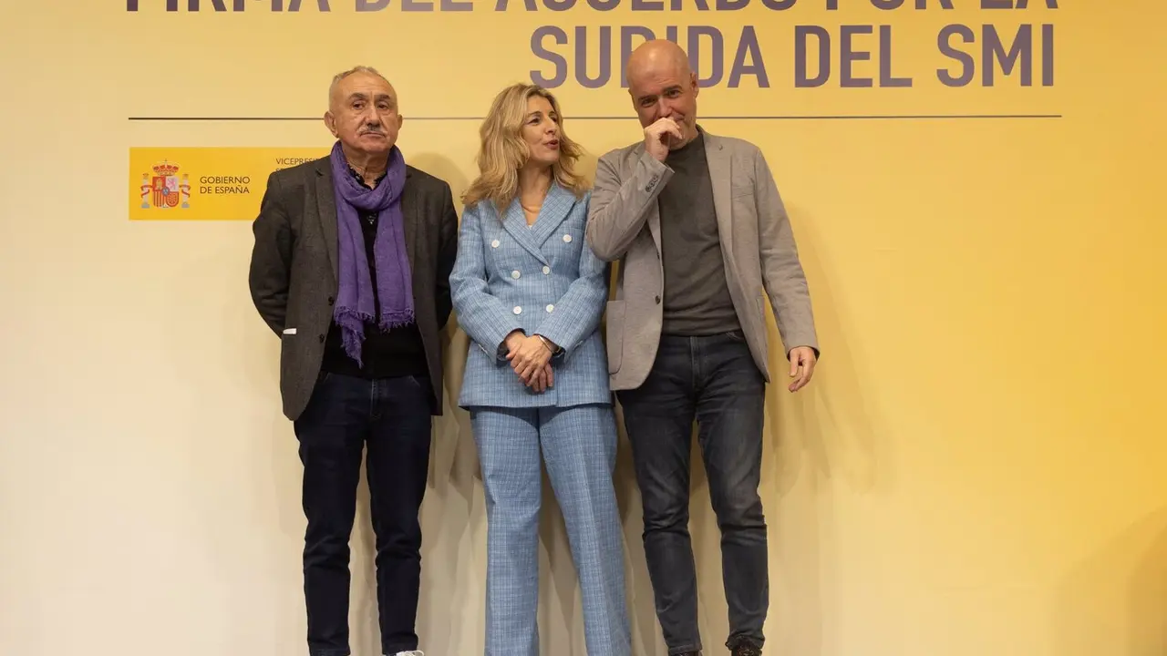 La vicepresidenta segunda del Gobierno y ministra de Trabajo y Econom&iacute;a Social, Yolanda D&iacute;az, junto a los secretarios generales de CCOO, Unai Sordo, y de UGT, Pepe &Aacute;lvarez - Europa Press