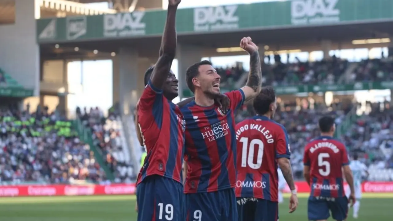 Celebraci&oacute;n de Sergi Enrich y Soko de un gol de la SD Huesca / LALIGA