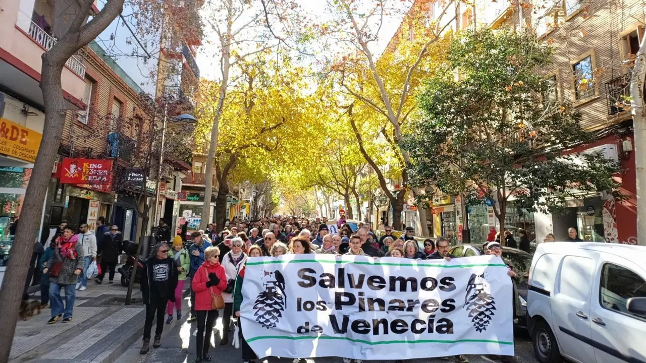 Manifestaci&oacute;n de protesta celebrada en Zaragoza contra la ampliaci&oacute;n del Parque de Atracciones en los Pinares de Venecia / PLATAFORMA SALVEMOS LOS PINARES DE VENECIA