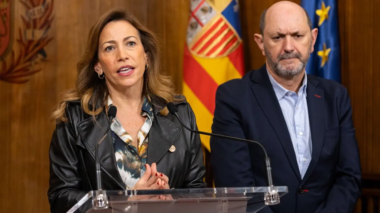 La alcaldesa de Zaragoza, Natalia Chueca y el presidente de la Real Federaci&oacute;n Espa&ntilde;ola 
de F&uacute;tbol (RFEF), Rafael Louz&aacute;n. AZ