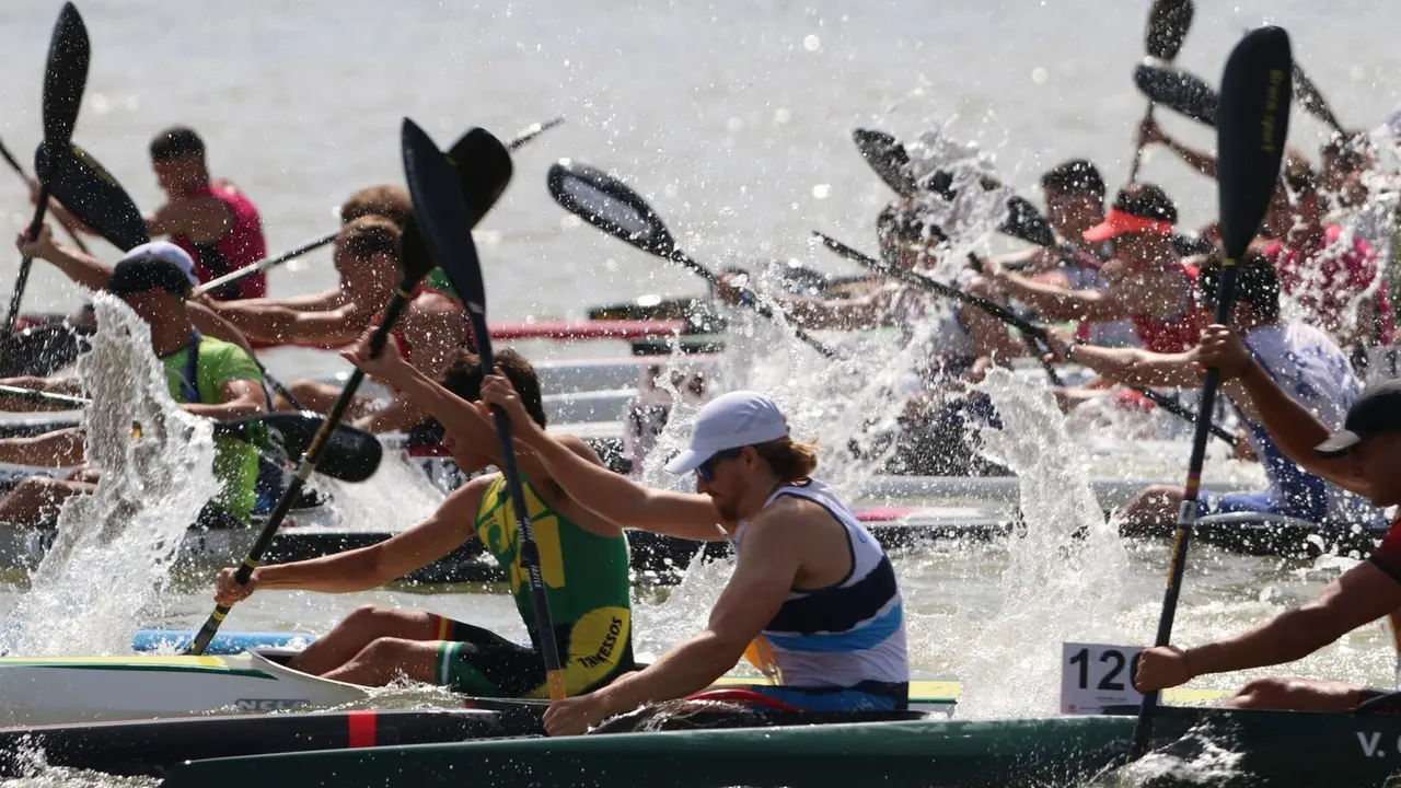 El Campo Municipal de Regatas de Mequinenza acoge este fin de semana el Campeonato auton&oacute;mico de pirag&uuml;ismo de invierno y una exhibici&oacute;n de Barco Drag&oacute;n . - AYUNTAMIENTO DE MEQUINENZA