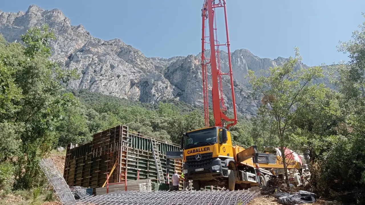 El Ayuntamiento de El Pueyo de Aragu&aacute;s construye las obras de un gran dep&oacute;sito de agua potable en Oncins / AYUNTAMIENTO DE EL PUEYO DE ARAGU&Aacute;S