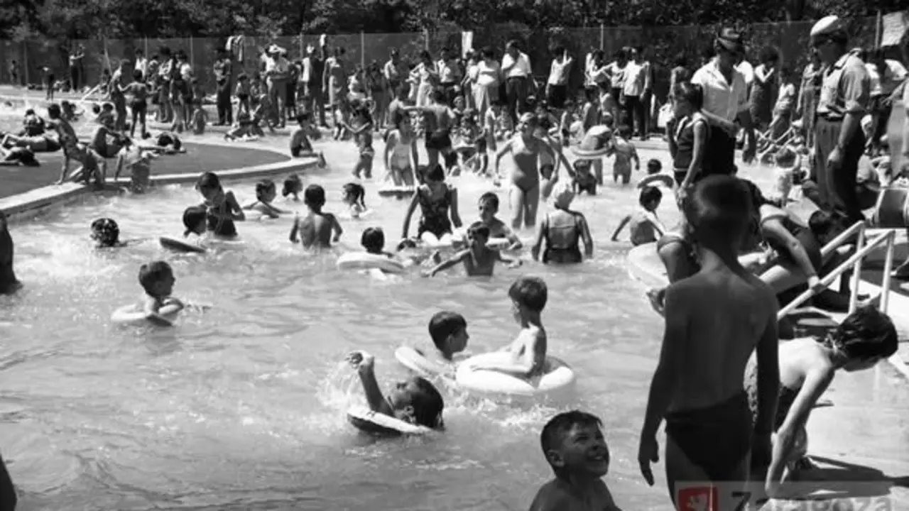 En los grandes parques zaragozanos hab&iacute;a piscinas de libre acceso / Ayto. de Zaragoza