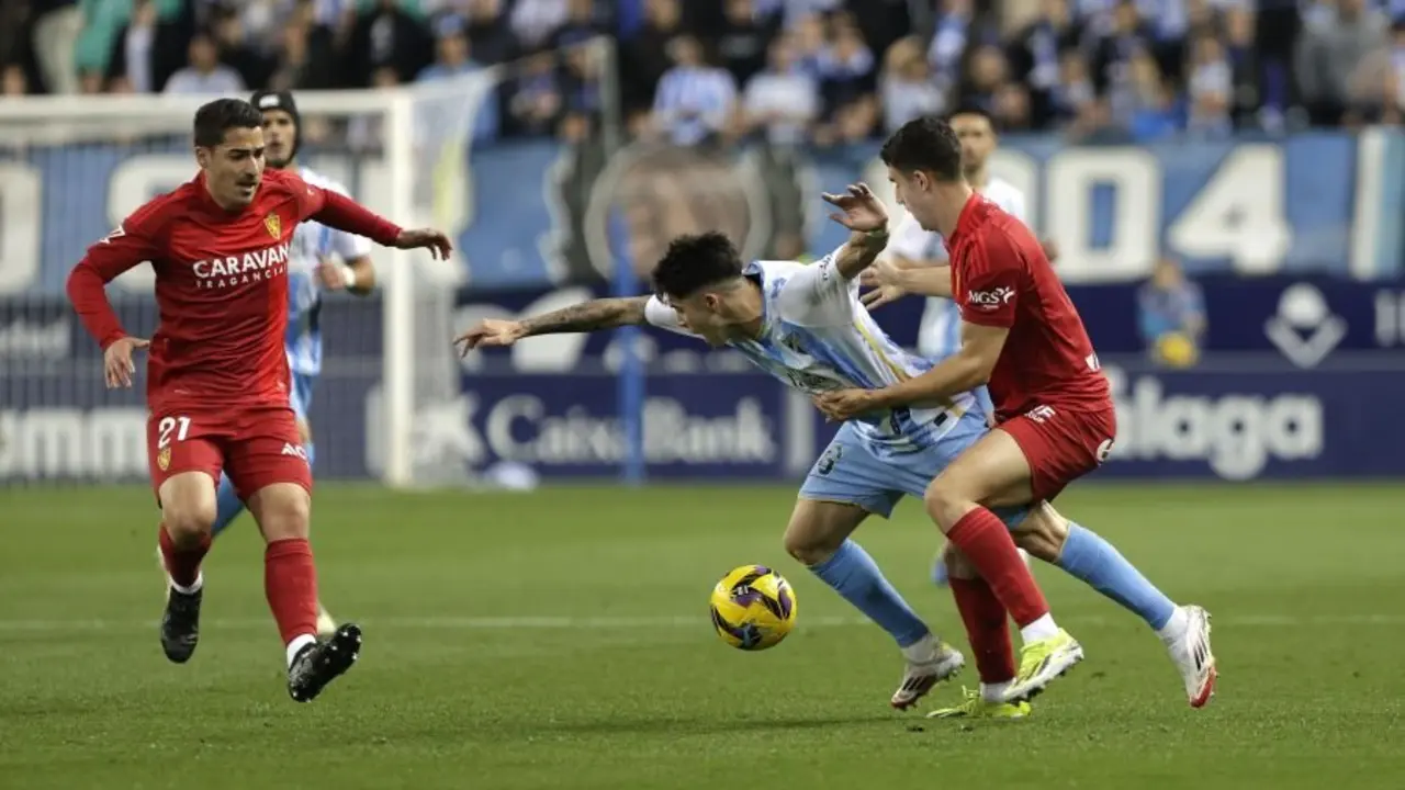 Marcos Luna comete una falta ante el M&aacute;laga / LALIGA