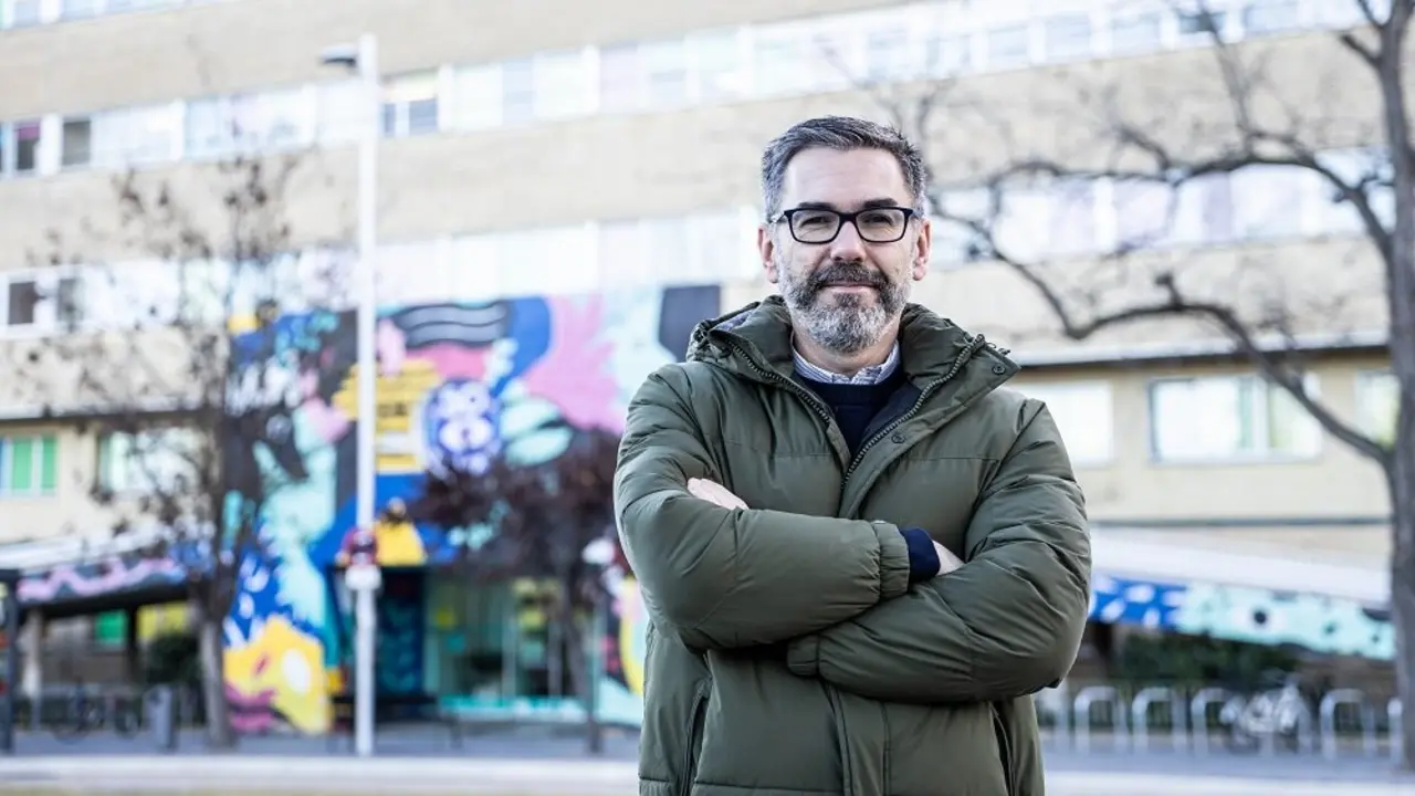 Gabriel Tirado, presidente de Aspanoa, junto a la fachada del Hospital Infantil Miguel Servet de Zaragoza. / Asier Alkorta.