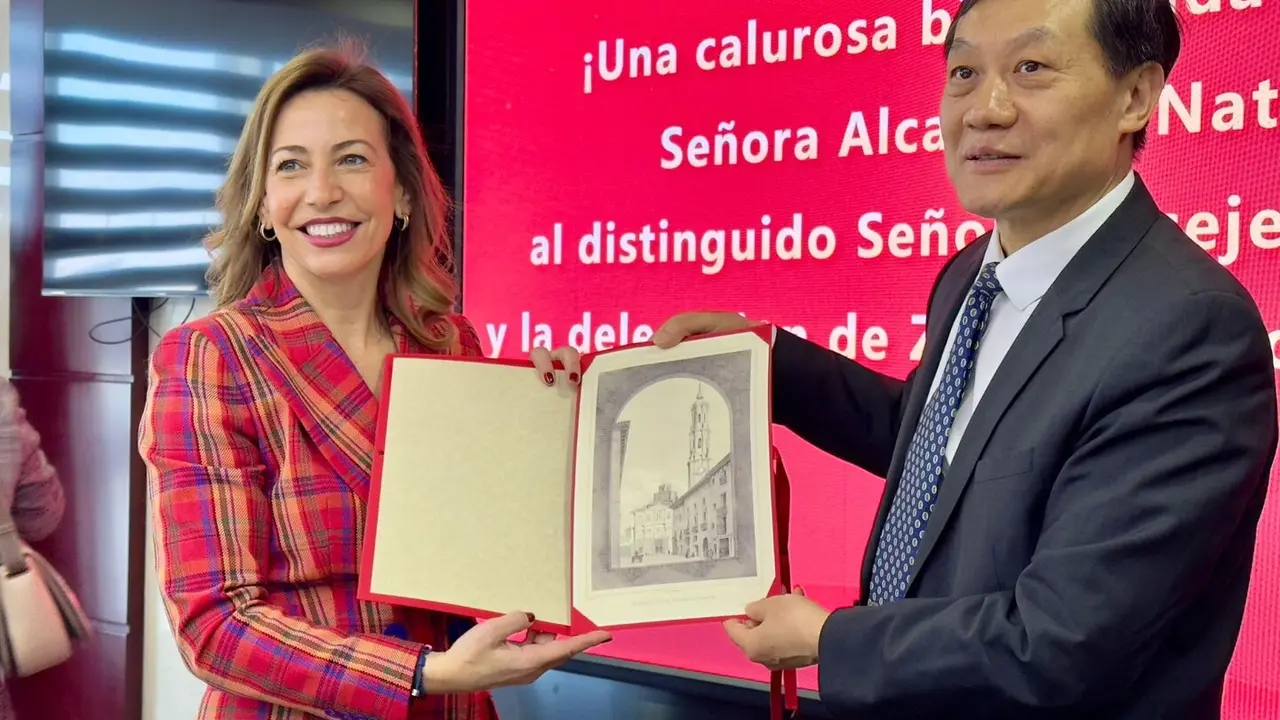 Natalia Chueca, en su reuni&oacute;n con la junta directiva de China Petroleum,&nbsp;en&nbsp;Pekin. AZ