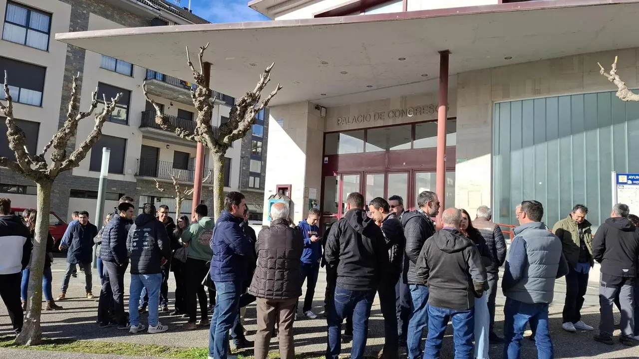 Concentraci&oacute;n de protesta contra la falta de personal t&eacute;cnico en las OCAs llevada a cabo este viernes frente al Palacio de Congresos de Bolta&ntilde;a (Huesca) - ASAJA HUESCA