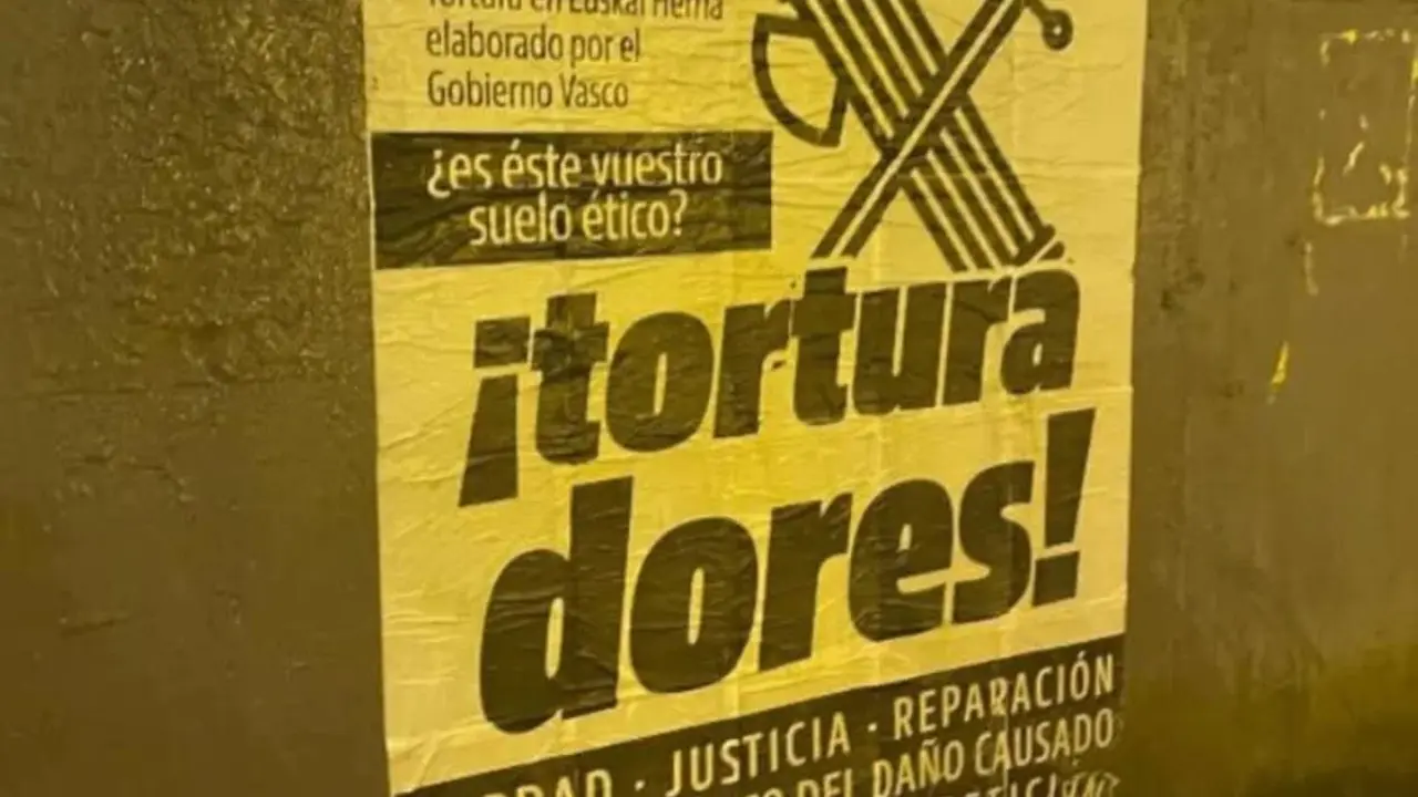 Imagen de los carteles en el metro de la localidad vizca&iacute;na de Guecho/ AUGC