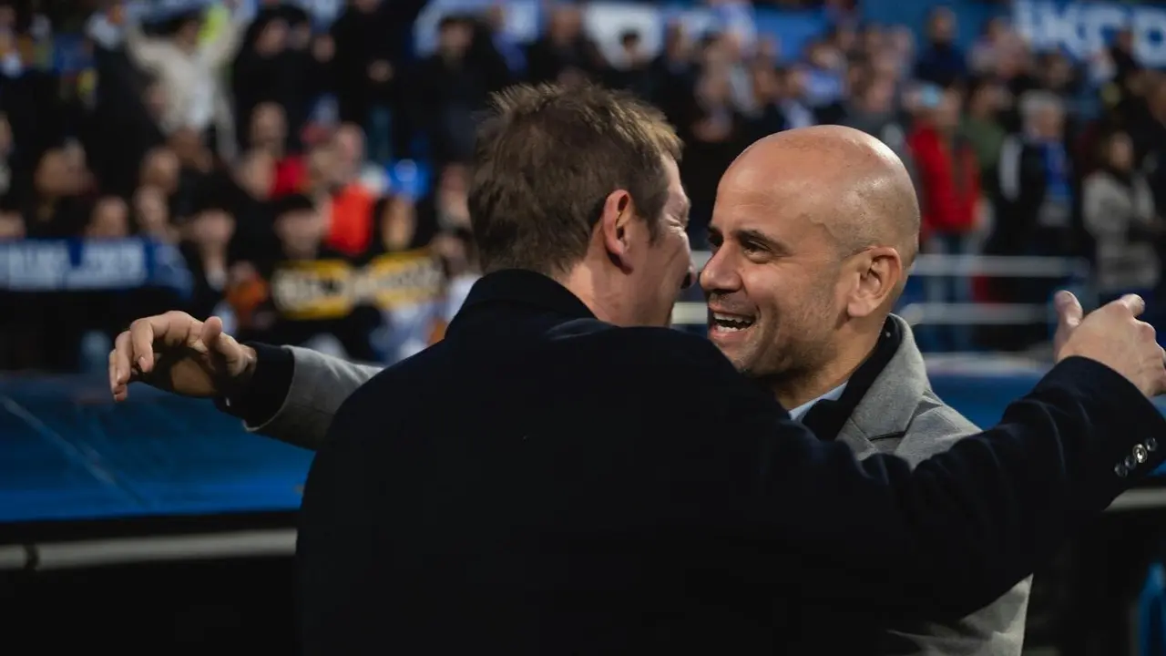 Miguel &Aacute;ngel Ram&iacute;rez, entrenador del Real Zaragoza, abrazando a Ramis / MARCOS CEBRI&Aacute;N