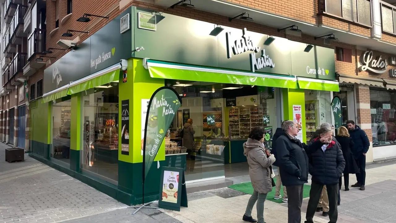 Fachada nueva tienda Mart&iacute;n Mart&iacute;n en Huesca