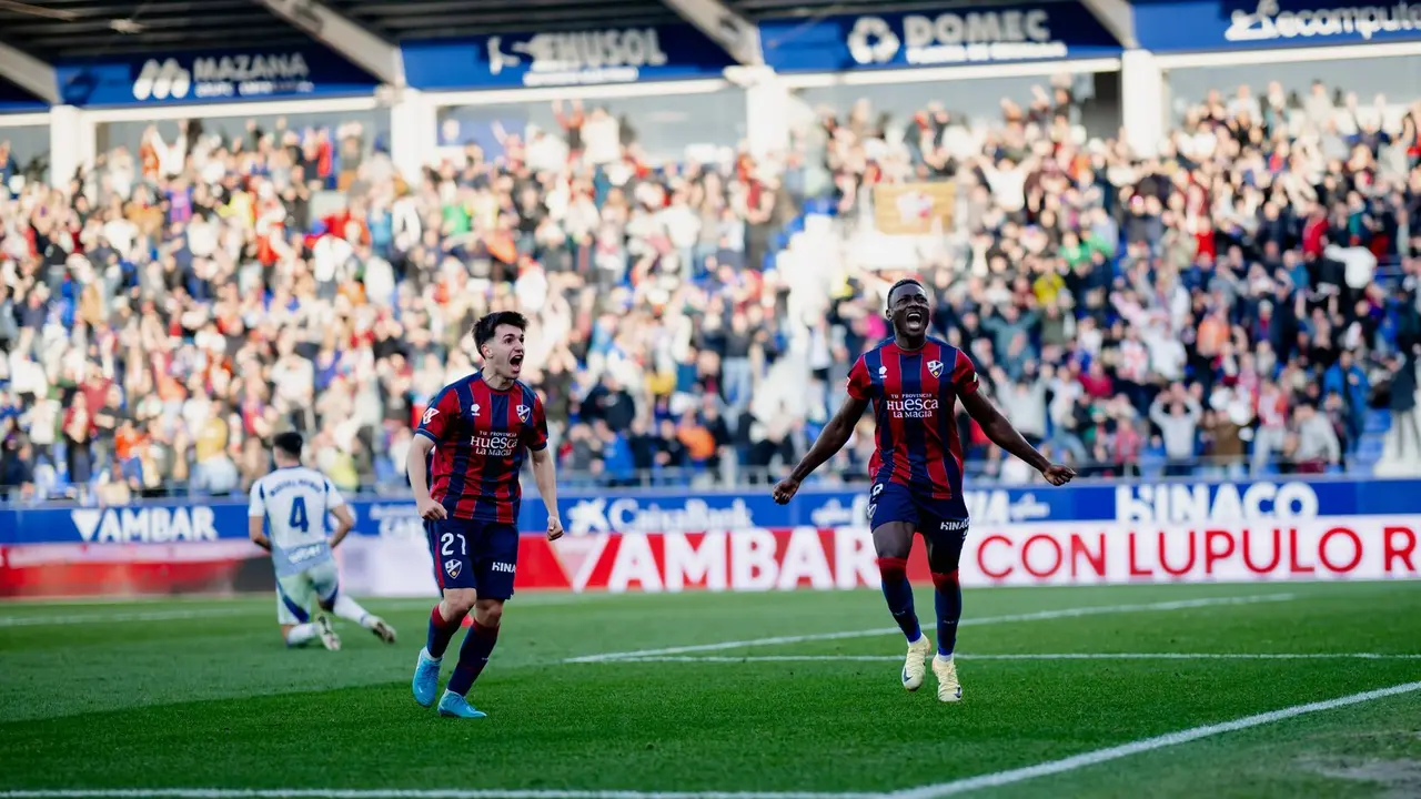 Celebraci&oacute;n de Soko tras marcar ante el Granada / SD HUESCA