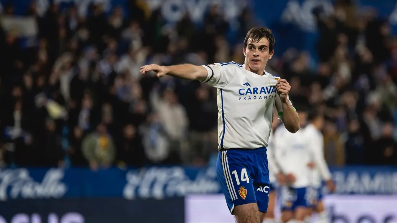 Francho Serrano agarr&aacute;ndose el escudo del Real Zaragoza / Marcos Cebri&aacute;n