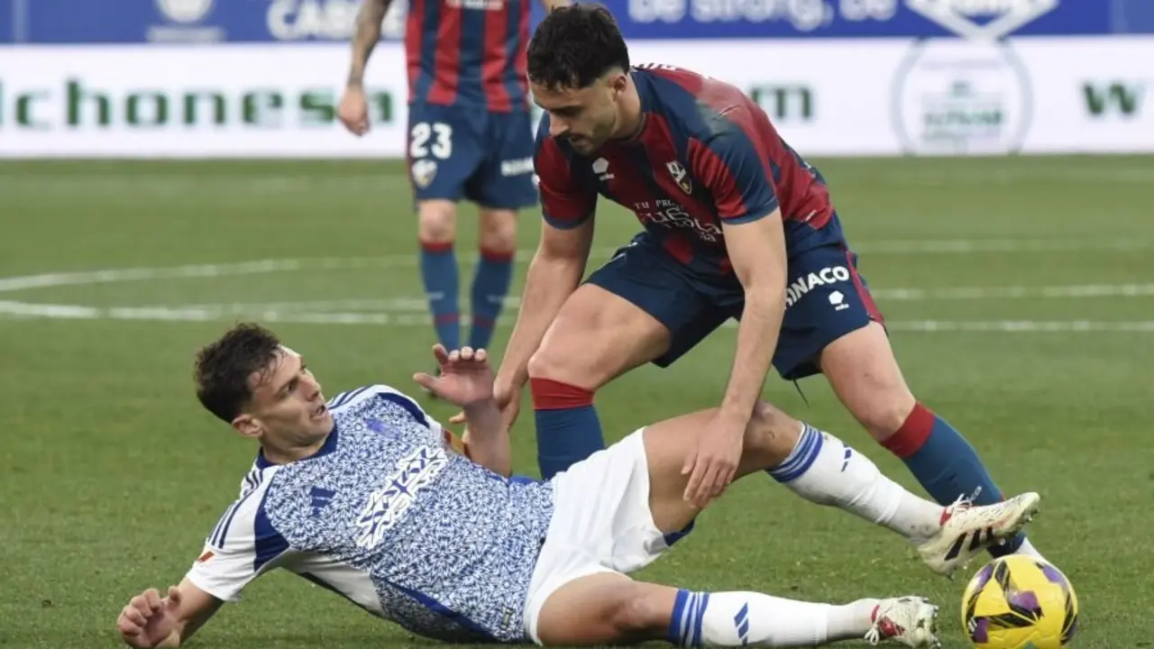 Rub&eacute;n Pulido, jugador de la SD Huesca, junto a Lucas Boy&eacute; / LALIGA