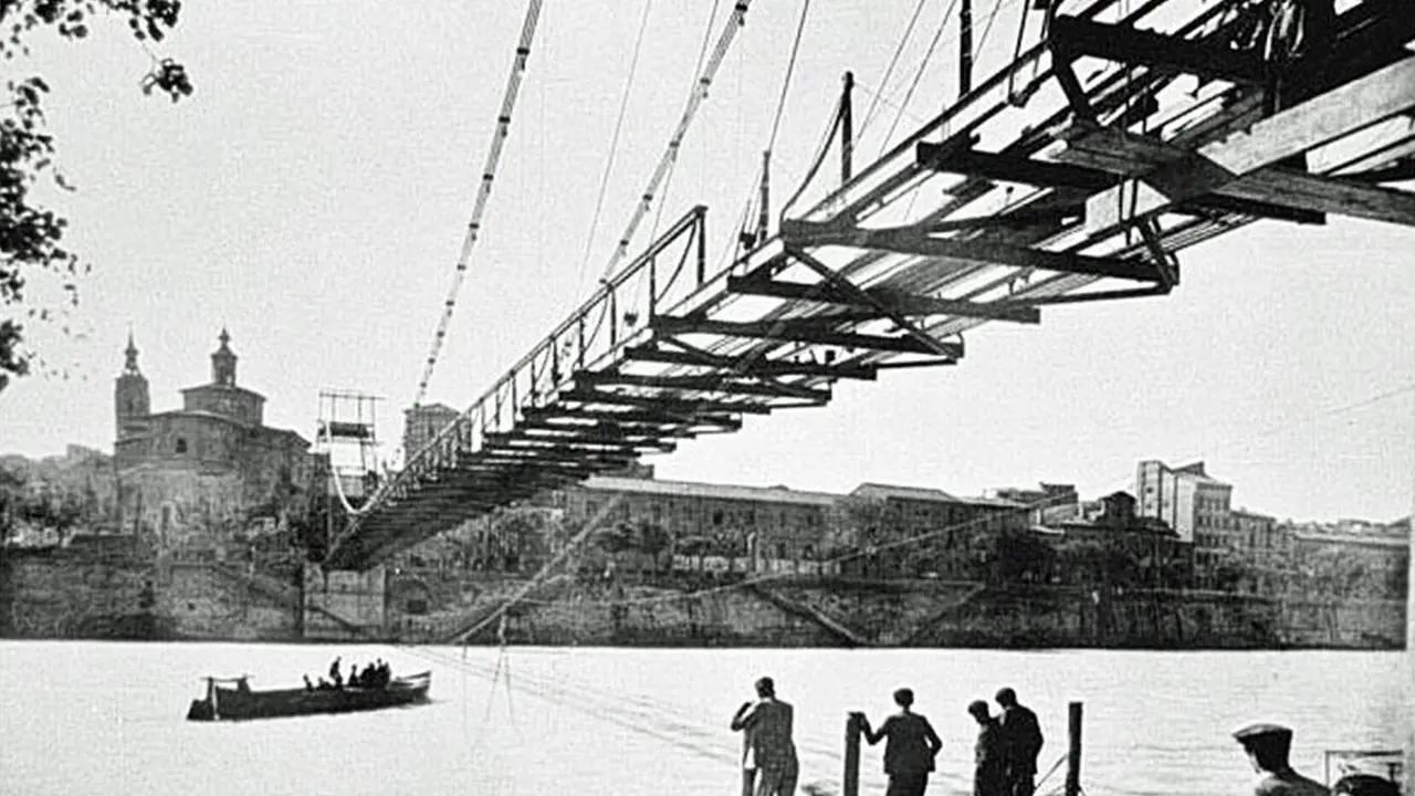 La barca del t&iacute;o Toni, mientras se construye la pasarela que la sustituy&oacute; / Gran Archivo Zaragoza Antigua