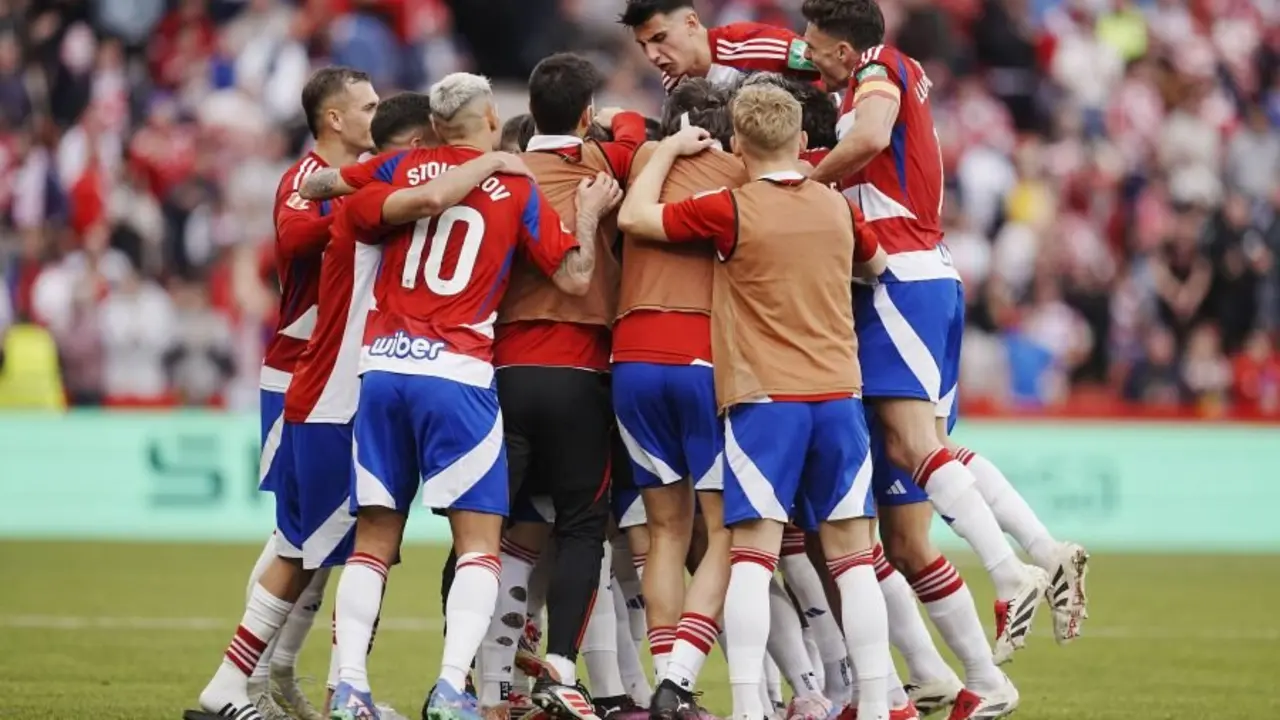 Celebraci&oacute;n del Granada tras ganar al Sporting / LALIGA