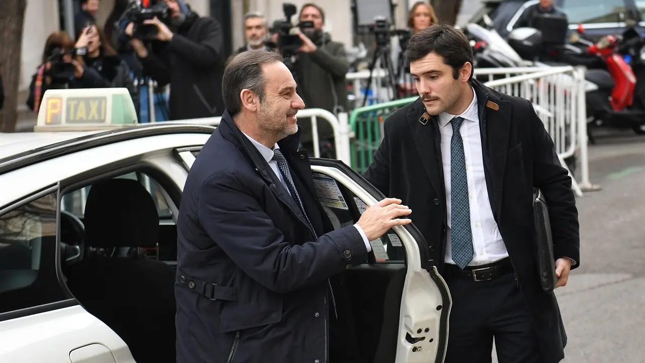El ex ministro de Transportes Jos&eacute; Luis &Aacute;balos (c) llega a declarar al Tribunal Supremo, a 20 de febrero de 2025, en Madrid (Espa&ntilde;a). - Fernando S&aacute;nchez - Europa Press