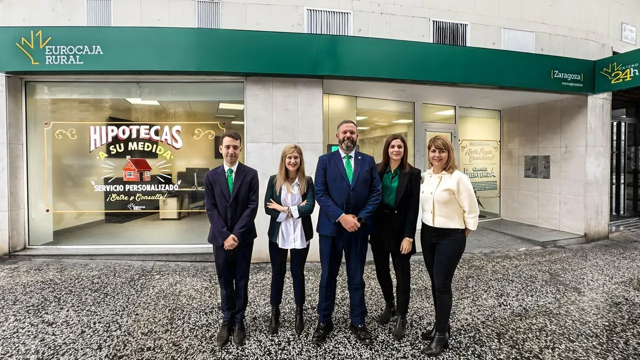 Jaime Yunta, Mar&iacute;a Jos&eacute; Mart&iacute;nez, Carlos Mart&iacute;n-Salas, Paula Garc&iacute;a Y Silvia D&iacute;az Ante La Nueva Oficina. ./ EUROCAJA RURAL