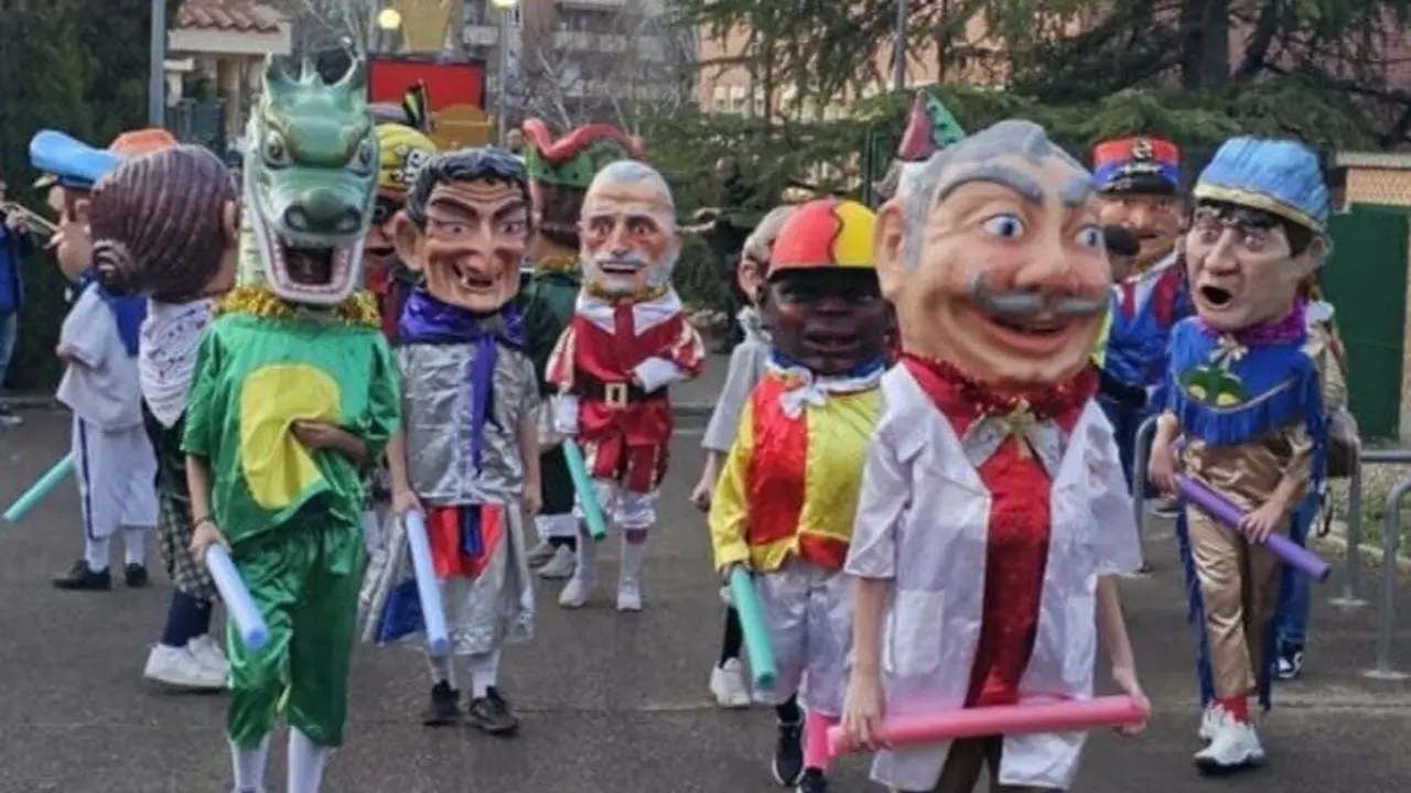 Cabezudos en Navidad de la comparsa Antigua Química de La&nbsp;Almozara.
