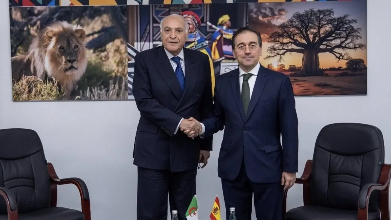El ministro de Asuntos Exteriores, UE y Cooperaci&oacute;n, Jos&eacute; Manuel Albares, y el ministro de Exteriores de Argelia, Ahmed Attaf, se re&uacute;nen en los m&aacute;rgenes de la cumbre del G20 en Johannesburgo (Sud&aacute;frica) - MINISTERIO DE ASUNTOS EXTERIORES, UE Y COOPERACI&Oacute;N