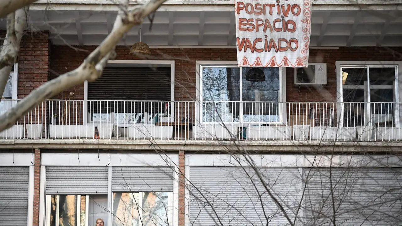 Archivo - Pancarta en un balc&oacute;n por el desalojo del centro social okupado &lsquo;La Ferroviaria&rsquo;, en la Plaza de Luca de Tena, en Madrid ./ Fernando S&aacute;nchez - Europa Press