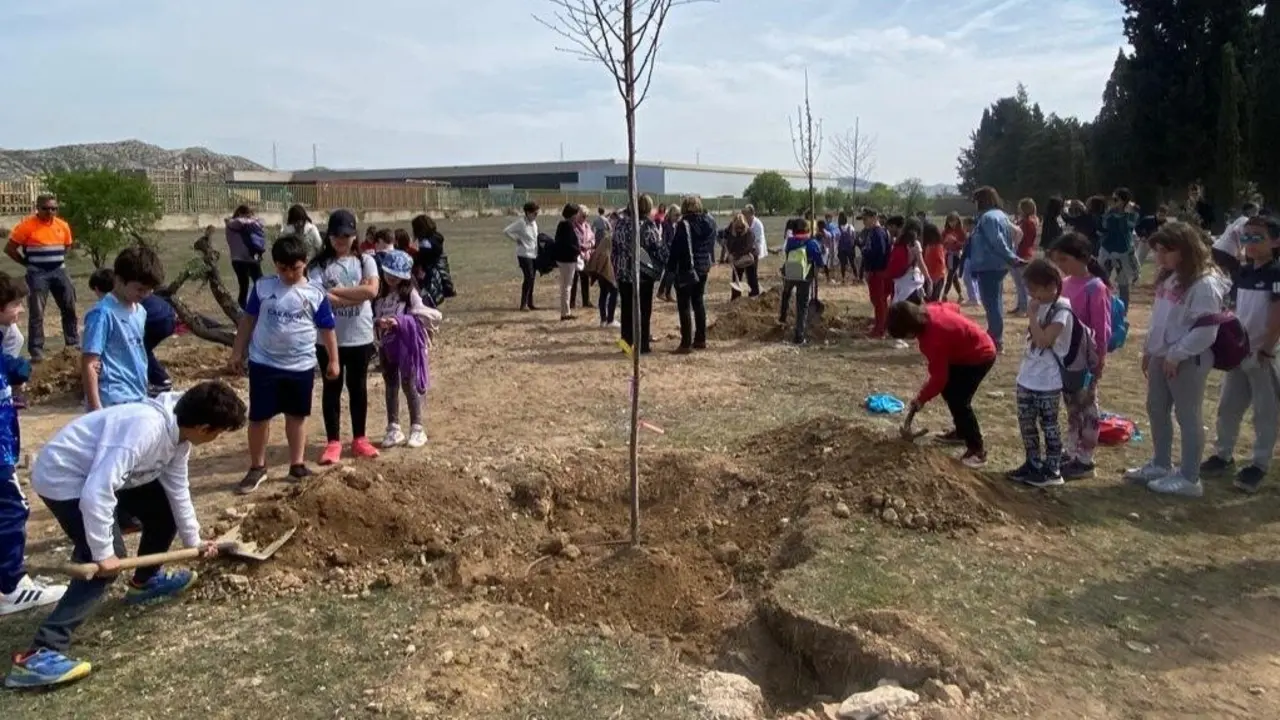 Plantaci&oacute;n de &aacute;rboles en el Parque de las Letras de La Puebla de Alfind&eacute;n en la edici&oacute;n 2024 del proyecto. / HA