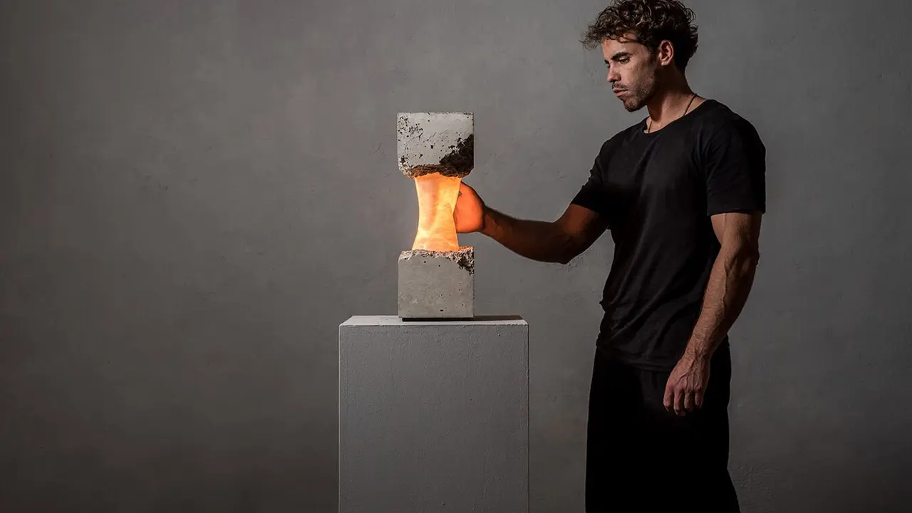 Aran Lozano forma, junto a una de las l&aacute;mparas creadas en el estudio / Amarist Studio