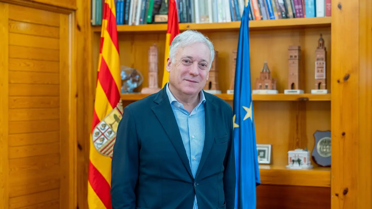 Octavio L&oacute;pez, consejero de Vivienda, Fomento, Movilidad y Log&iacute;stica, en su despacho en el Pignatelli./ &Aacute;lvaro Calvo