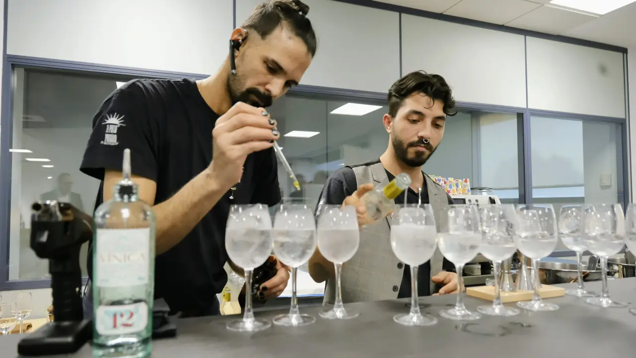 Joan Bebop y Marcos Concepci&oacute;n preparan los gin-tonics en copa de vino. /Gabi Orte Chilindr&oacute;n