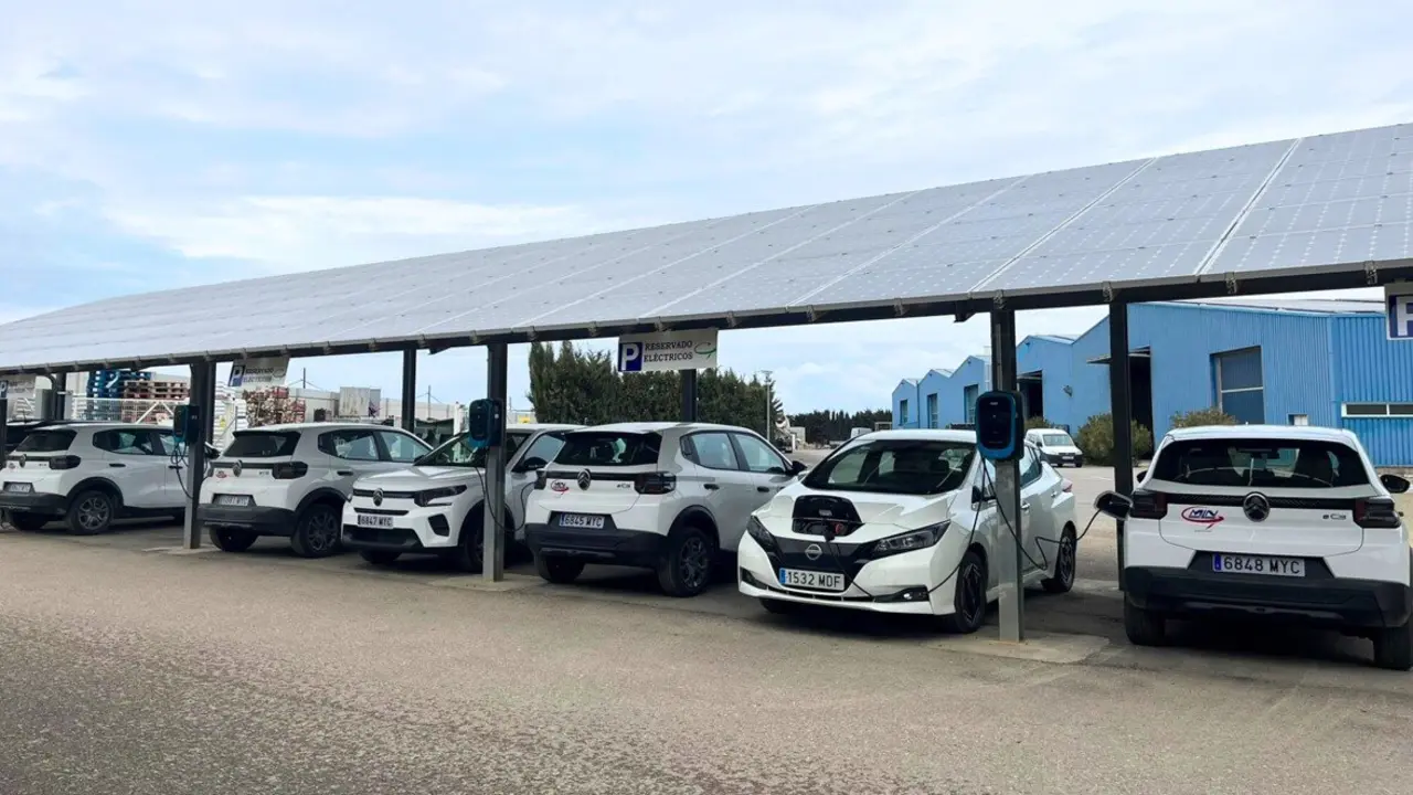 Carga de coches el&eacute;ctricos en el Centro de Producci&oacute;n de Grupo MLN en B&aacute;rboles (Zaragoza).