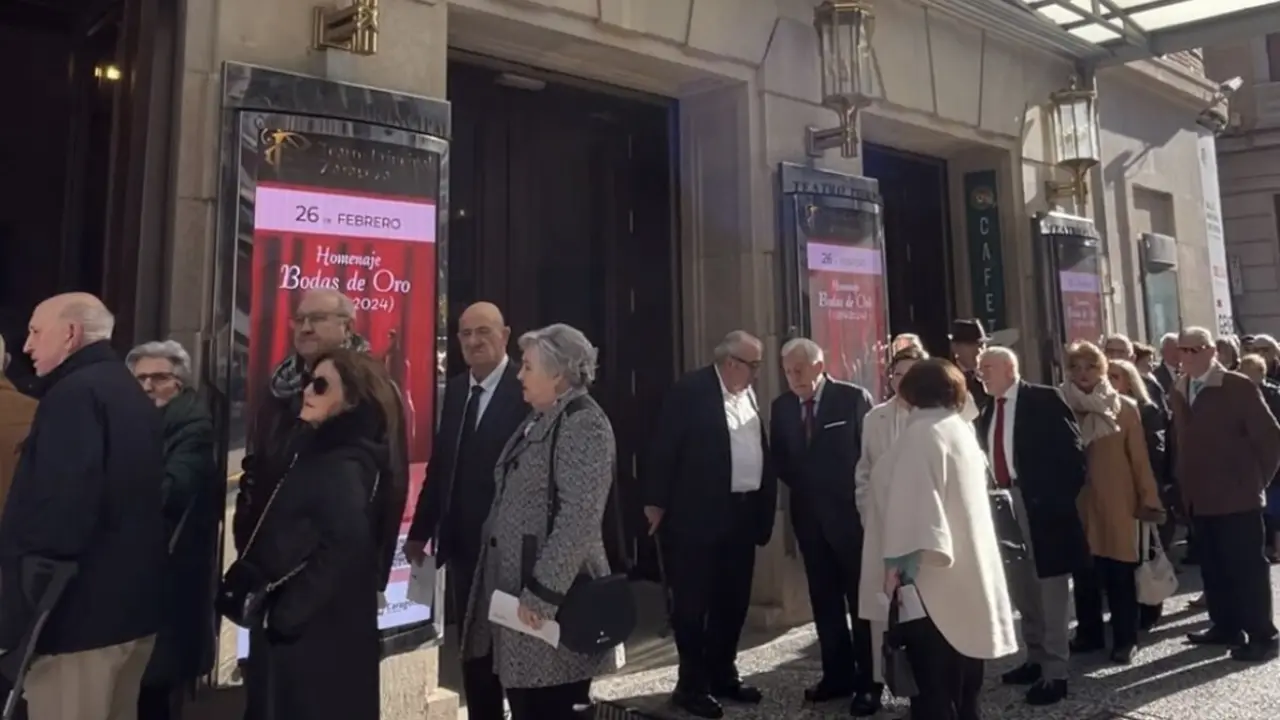 Homenaje Bodas de Oro en el Teatro Principal. / M.M