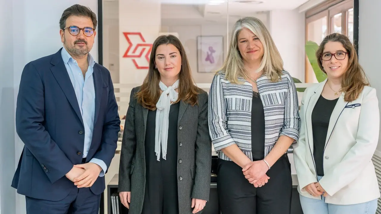 De izquierda a derecha, Daniel Lostao (Forestalia), Luc&iacute;a Gar&iacute;n (Urbener), Patu Hern&aacute;ndez (ARPA) y Elena Pastor (FCC Medio Ambiente). / &Aacute;LVARO CALVO