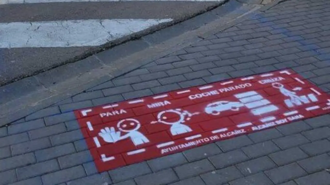Pasos de cebra con pictogramas en Alca&ntilde;iz.