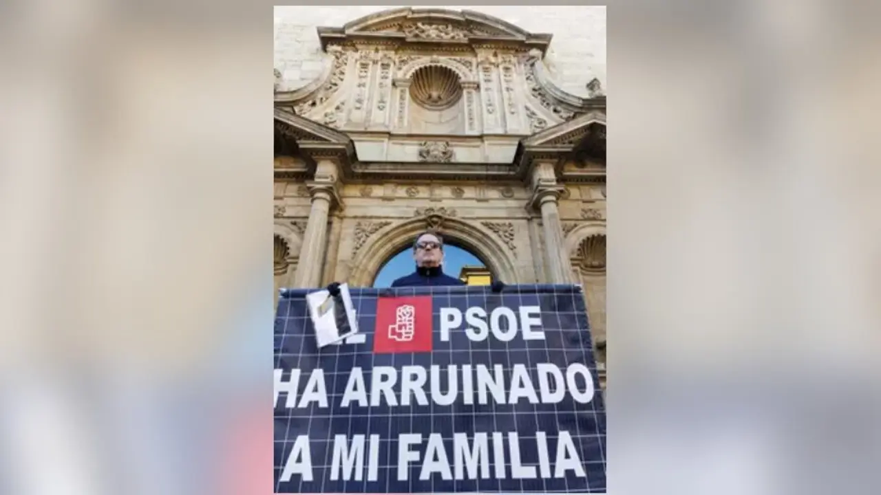C&eacute;sar Vea en su primer d&iacute;a de huelga de hambre frente al Parlamento de La Rioja / EP