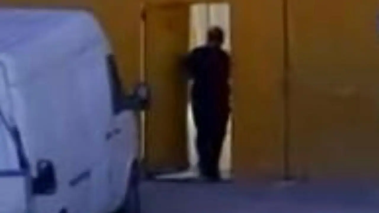 Imagen de una de las investigadas entrando al presunto taller donde presuntamente vend&iacute;an ropa de 'zara' /H.A.