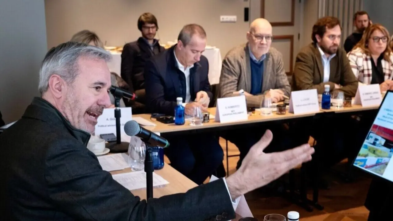Jorge Azc&oacute;n y, de fondo, el eurodiputado del Partido Popular Borja Gim&eacute;nez Larraz, impulsor de la misi&oacute;n.