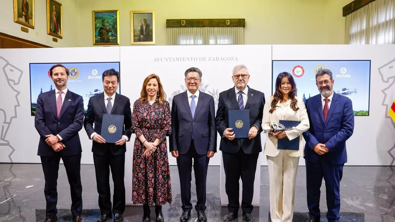Acto de la firma del convenio de colaboraci&oacute;n entre Zaragoza y una delegaci&oacute;n de la ciudad china de Guangzhou para desarrollar un laboratorio de de seguridad en vuelos a baja altitud - CHUS MARCHADOR
