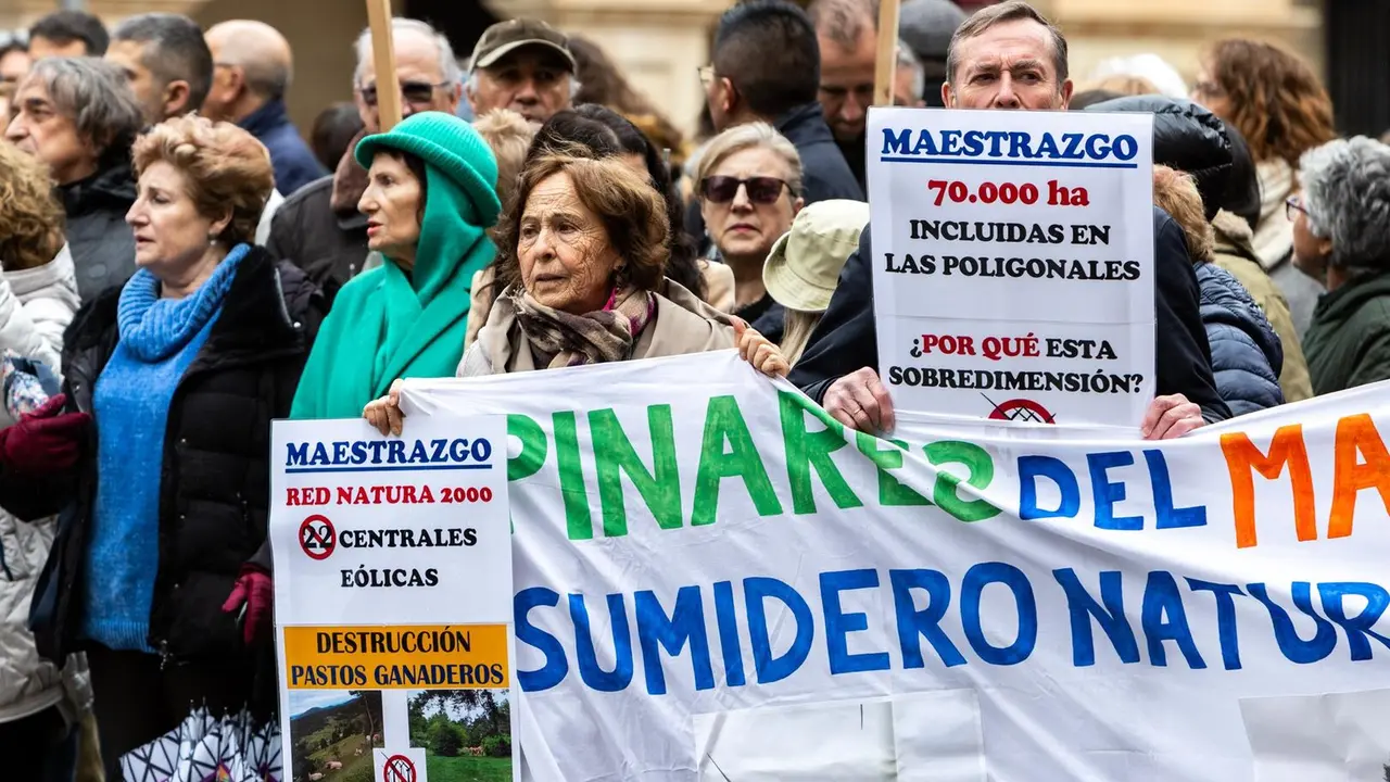 Varias personas en Teruel durante una concentraci&oacute;n convocada por Teruel Existe, con el apoyo de Aliente, con el lema &lsquo;Salvemos el Maestrazgo. &iexcl;Teruel as&iacute; no!&rsquo; para rechazar la construcci&oacute;n del macroproyecto de energ&iacute;as renovables Cl&uacute;ster Maestrazgo. - Javier Escriche - Europa Press