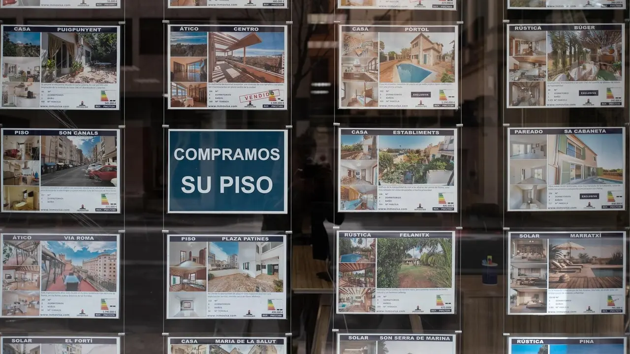 Anuncios de viviendas en venta en una inmobiliaria / Europa Press