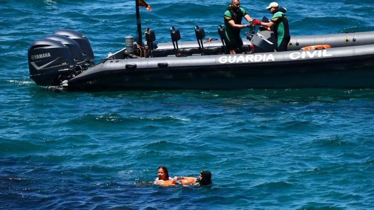 Diez migrantes entran a nado a Ceuta: uno muere ahogado y otro desaparece en el mar