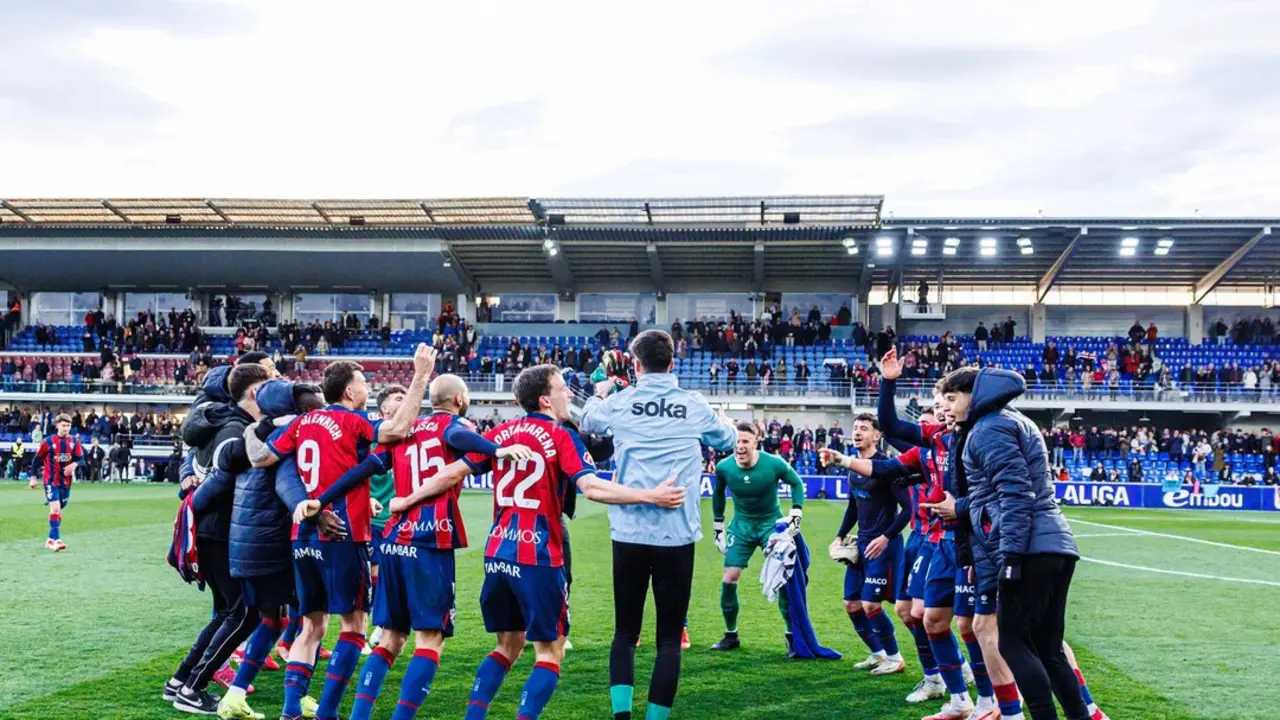 Celebraci&oacute;n tras la victoria ante el Racing de Ferrol / SD Huesca