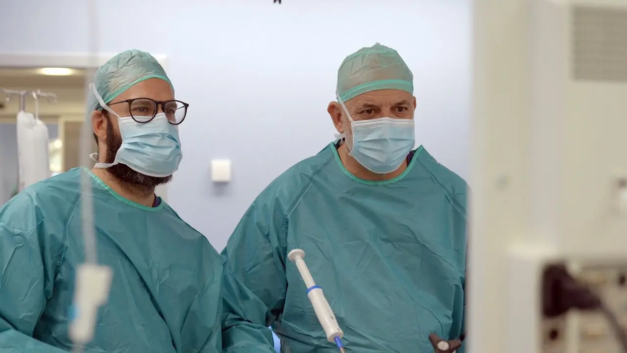El equipo de la Unidad de Cirug&iacute;a Laparosc&oacute;pica Avanzada de Quir&oacute;nsalud Zaragoza durante una intervenci&oacute;n