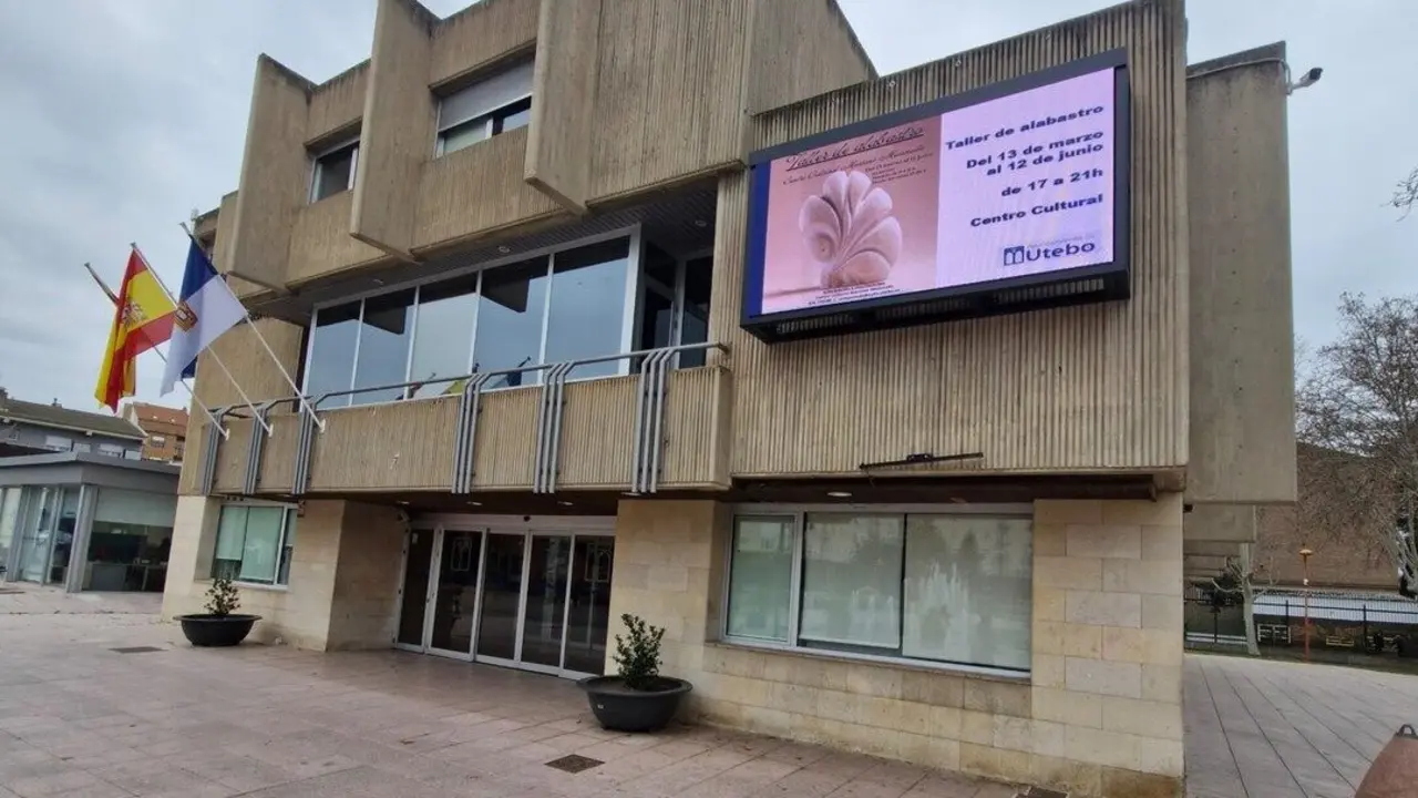 Pantalla grande instalada en la fachada del Ayuntamiento de Utebo.
