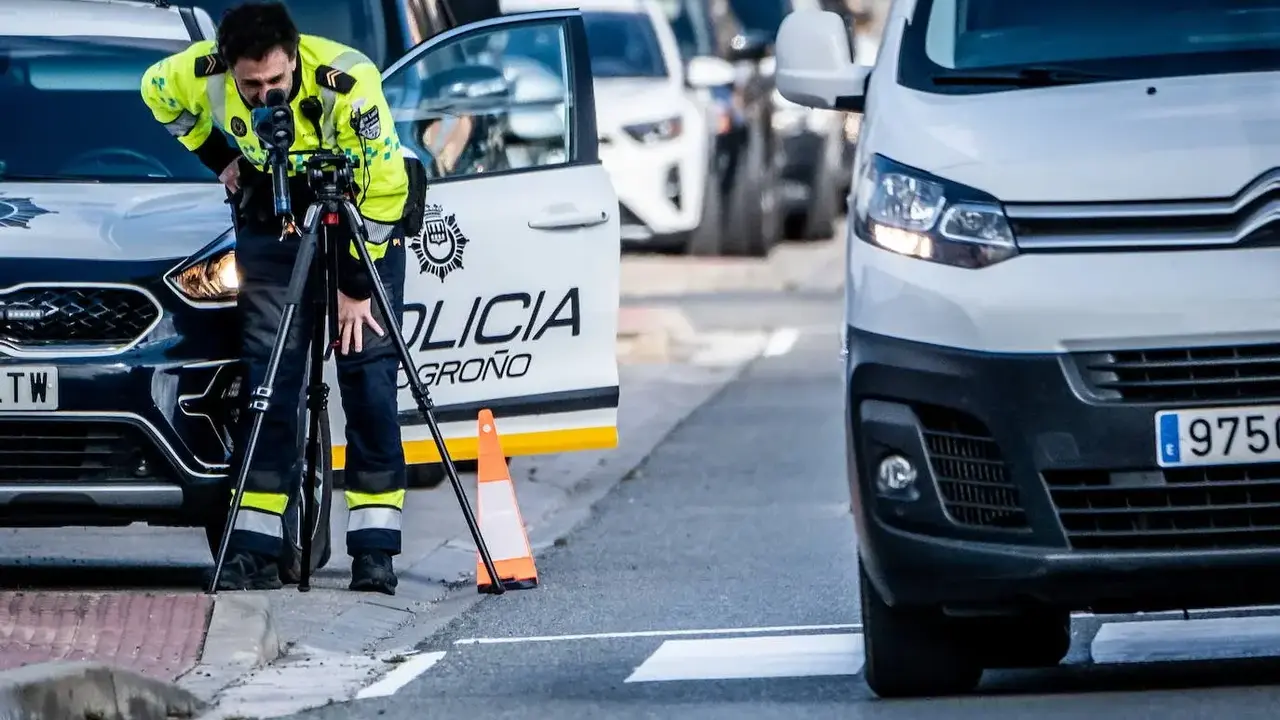 Guardia Civil con radar m&oacute;vil